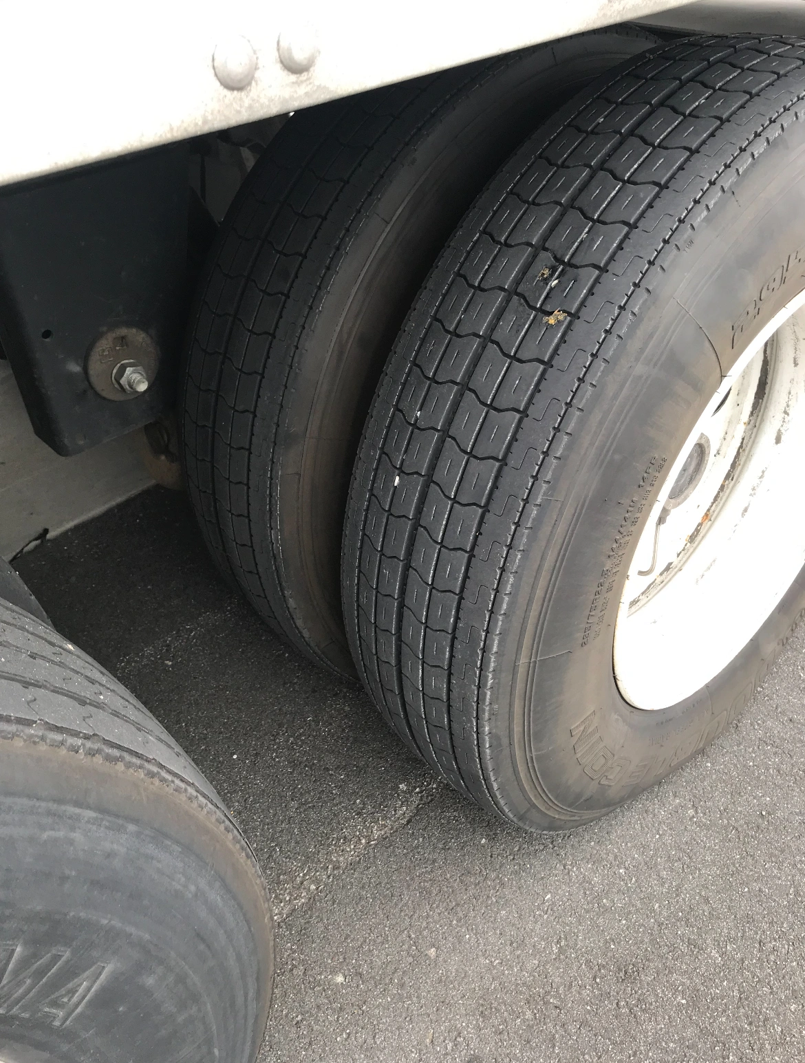 Commercial trailer tires and wheels maintenance