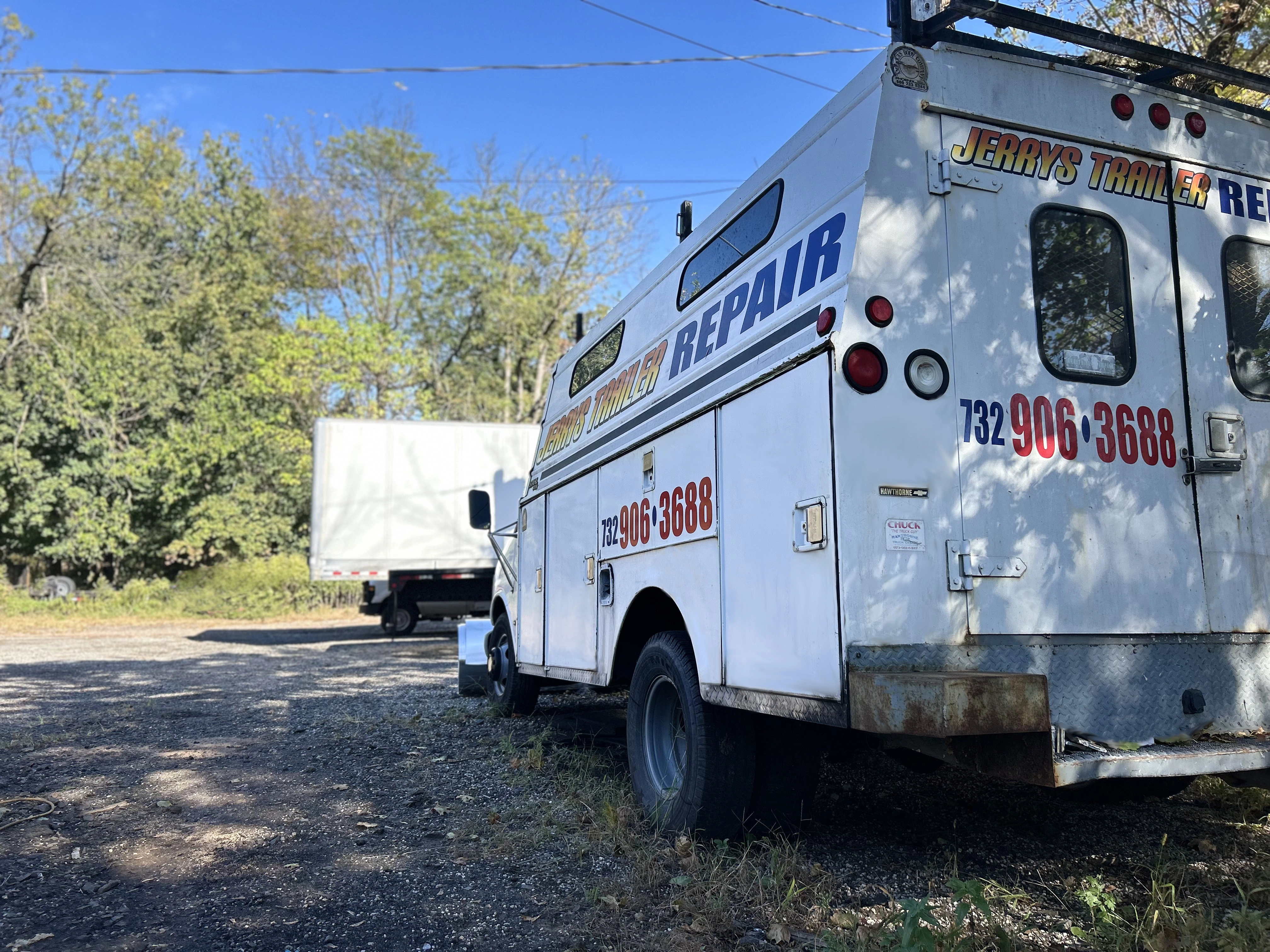 Jerry's Trailer Repair service truck on a roadside call